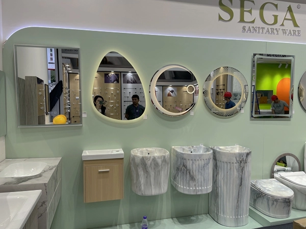 Exposição de fabricantes de sanitas, lavatórios e armários de casa de banho