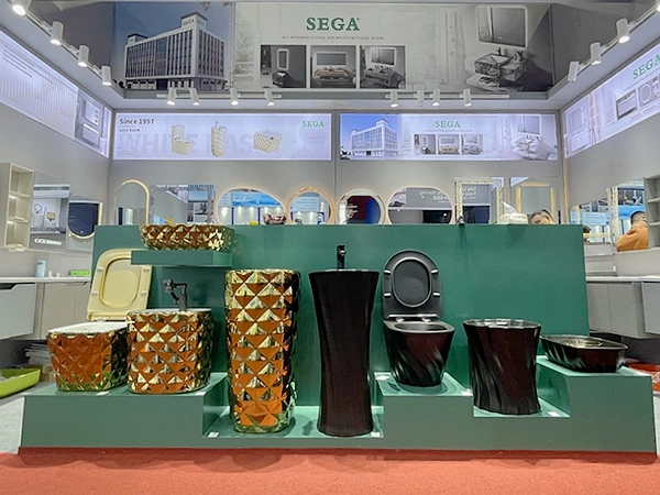 Exposição de fabricantes de sanitas, lavatórios e armários de casa de banho