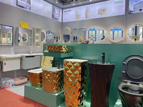 Exposição de fabricantes de sanitas, lavatórios e armários de casa de banho