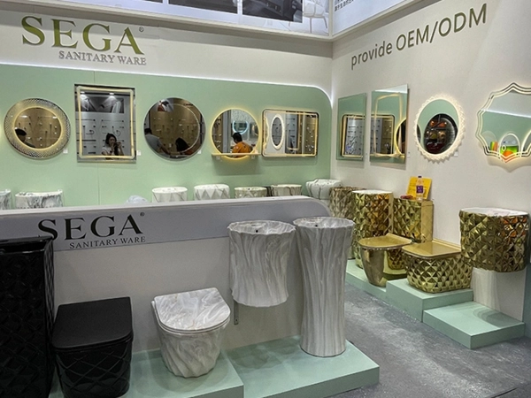 Exposição de fabricantes de sanitas, lavatórios e armários de casa de banho