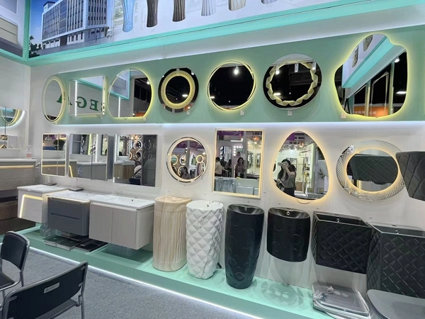 Exposição de fabricantes de sanitas, lavatórios e armários de casa de banho