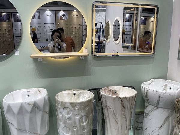 Exposição de fabricantes de sanitas, lavatórios e armários de casa de banho