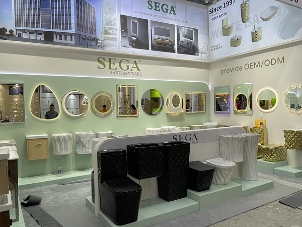 Exposição de fabricantes de sanitas, lavatórios e armários de casa de banho