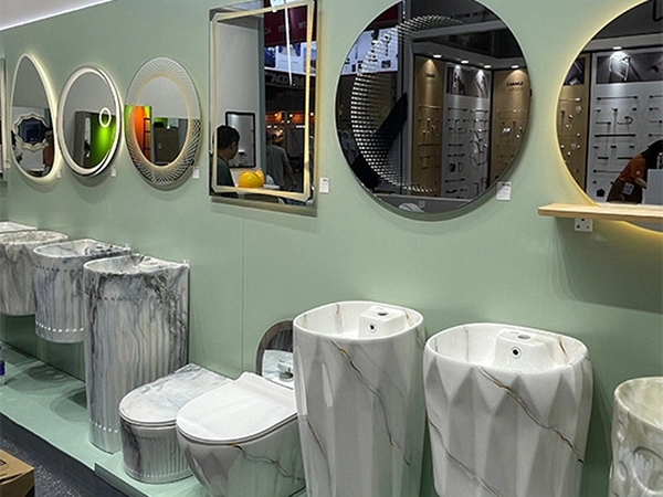 Exposição de fabricantes de sanitas, lavatórios e armários de casa de banho